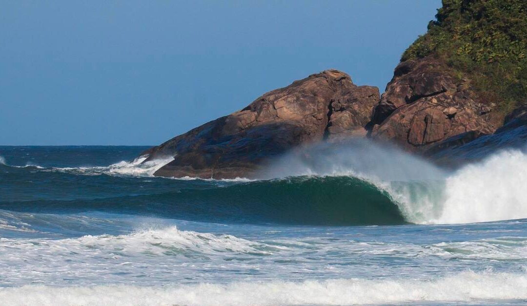 A melhor praia do litoral de SP para surfar pelo Guarujá